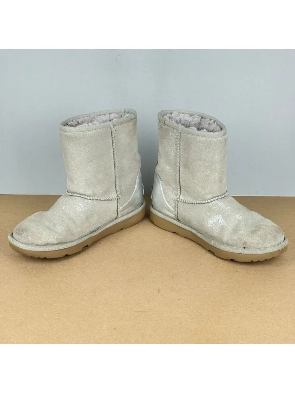 UGG Classic Short II Shimmer Pull On Boots Kids Size 4 Silver Shearling Lined